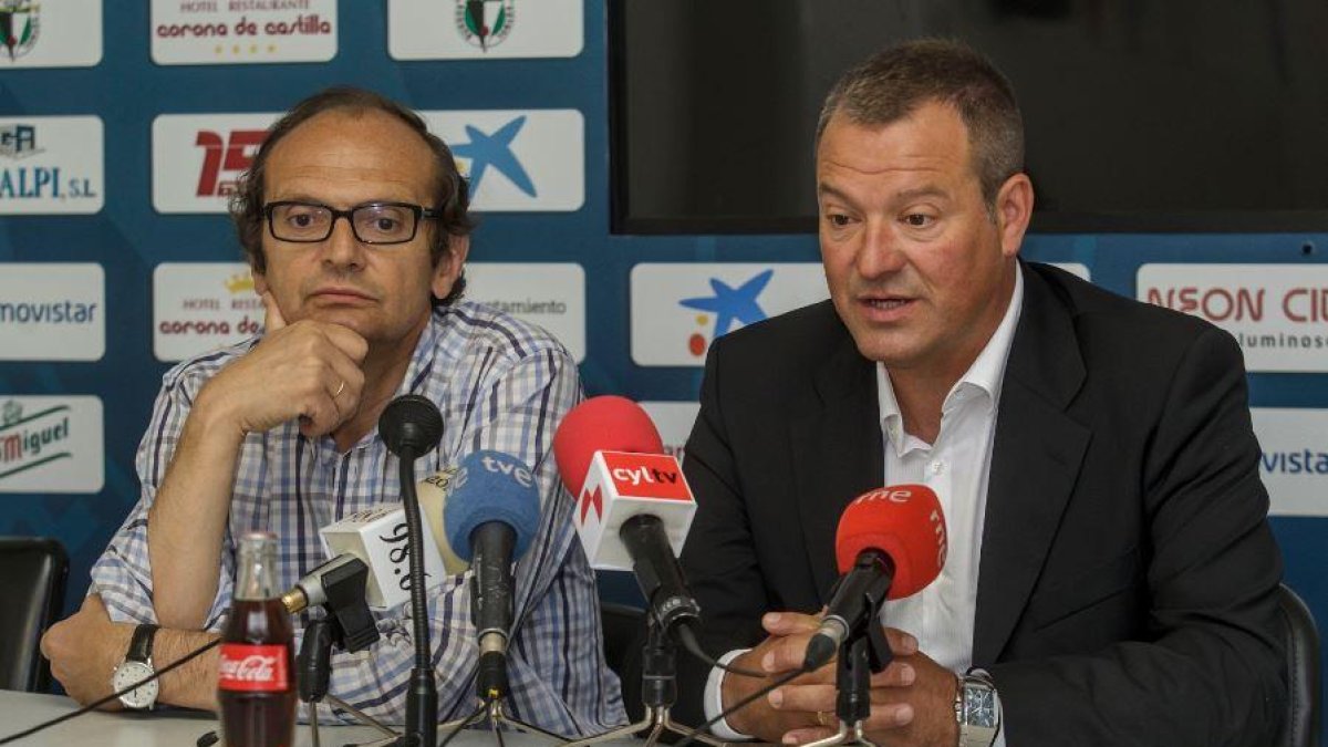 JuanCarlos Barriocanal y Ángel Viadero durante la presentación del entrenador cántabro hace aproximadamente un año.-SANTI OTERO