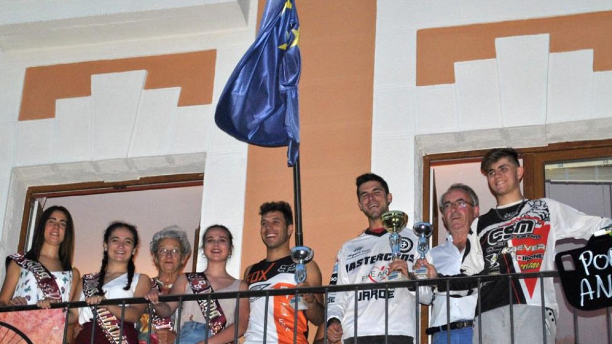 Los ganadores del supercross hicieron un pequeño homenaje a Ángel Nieto.-ECB