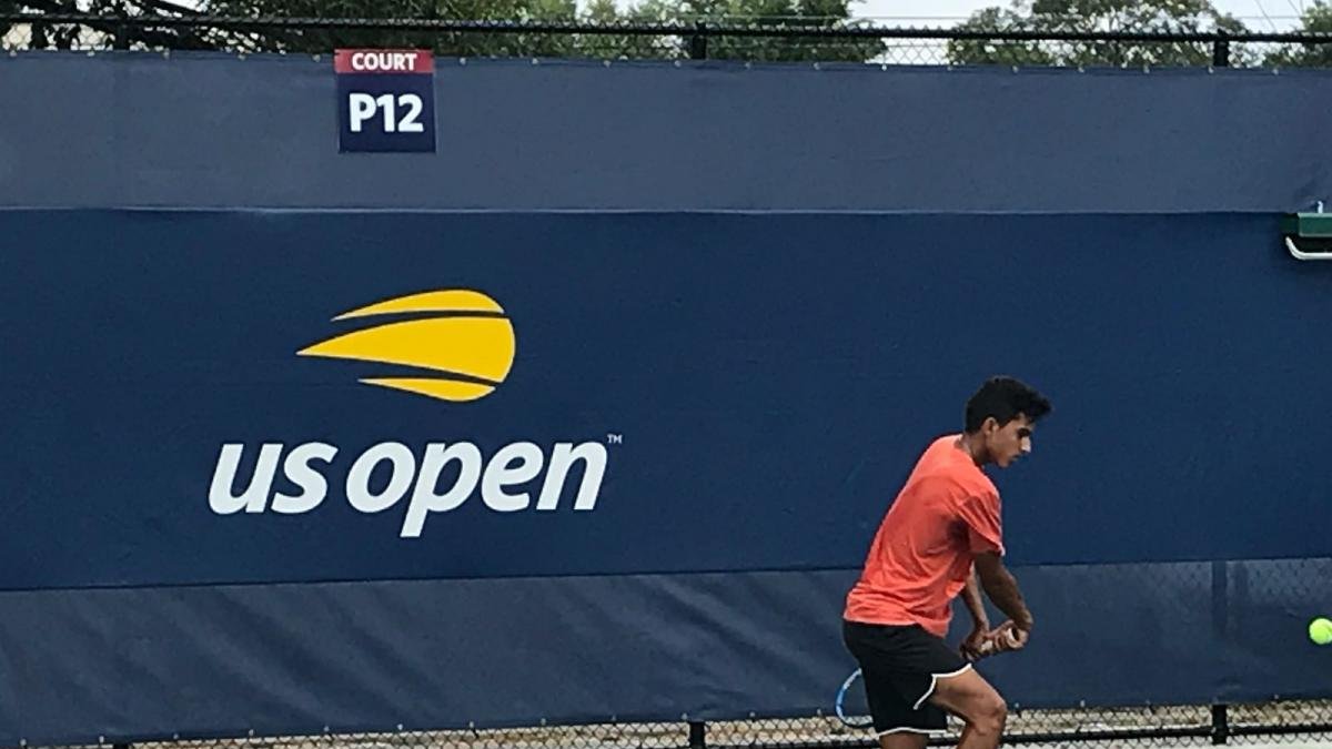 Nicolás Álvarez golpea una bola en el USOpen Junior-ECB