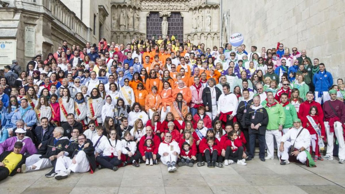 Foto de familia de los peñistas en las escaleras de la Catedral, en la plaza del Rey San Fernando.-ISRAEL L. MURILLO