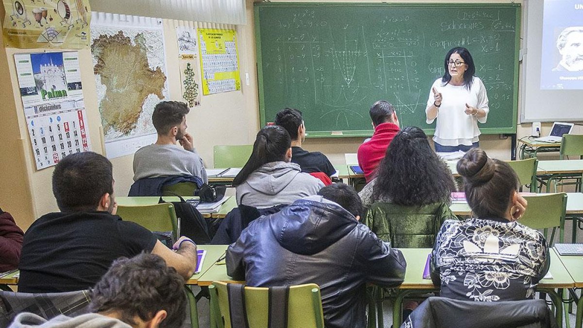 Un grupo de jóvenes asiste a clase para sacarse el título de Educación Secundaria Obligatoria en el CEPA San Bruno.-SANTI OTERO