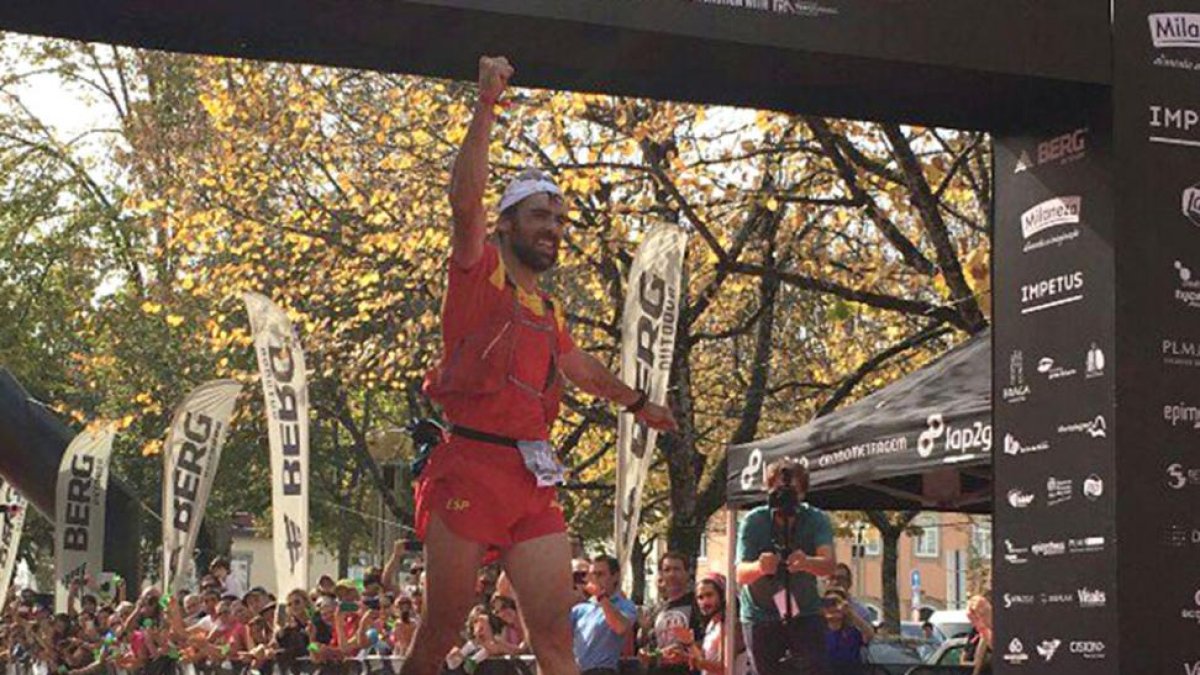 Luis Alberto Hernando atraviesa victorioso la línea de meta del Campeonato del Mundo de Trail 2016-RFEA