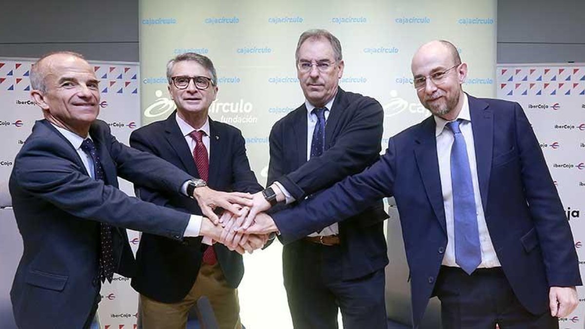 Jesús Les (Ibercaja), Emilio de Domingo (Cajacírculo), Miguel Ángel Benavente (FAE) y Manuel Fuentes (PH).-RAÚL G. OCHOA