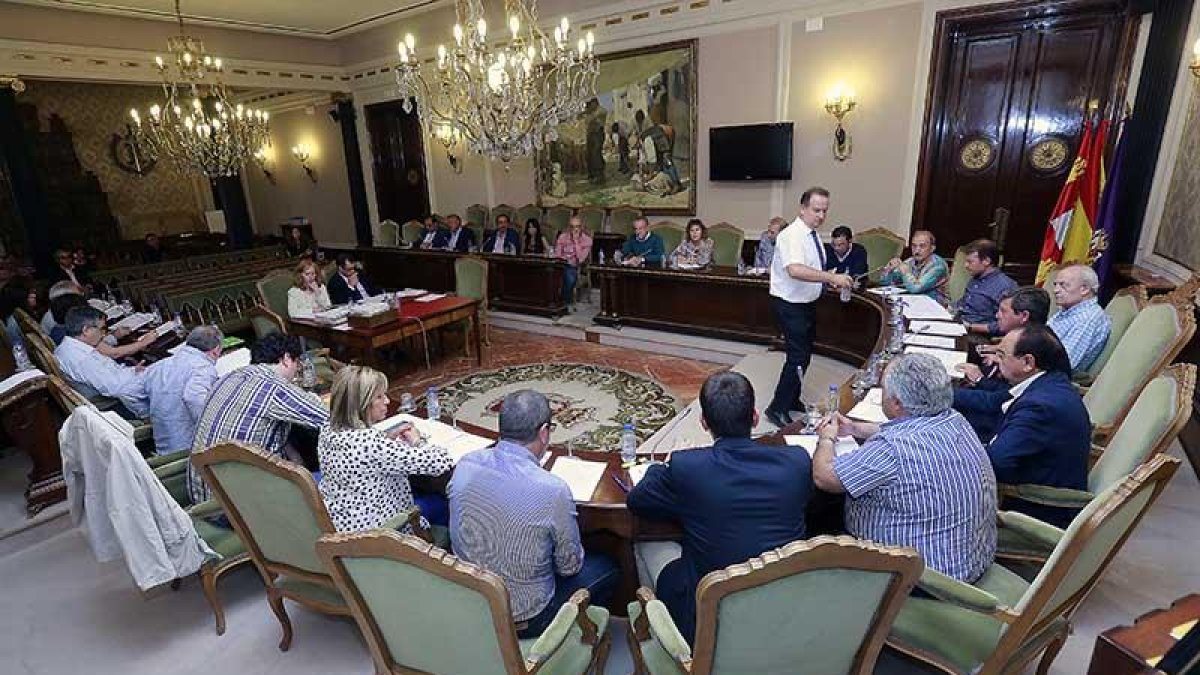 El pleno provincial de ayer se caracterizó por sus debates farragosos y el consenso en la moción socialista.-RAÚL G. OCHOA
