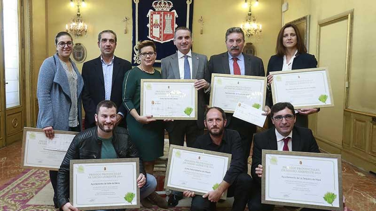 Los responsables municipales de los ayuntamientos galardonados posan con el diputado provincial tras la entrega.-R. O.