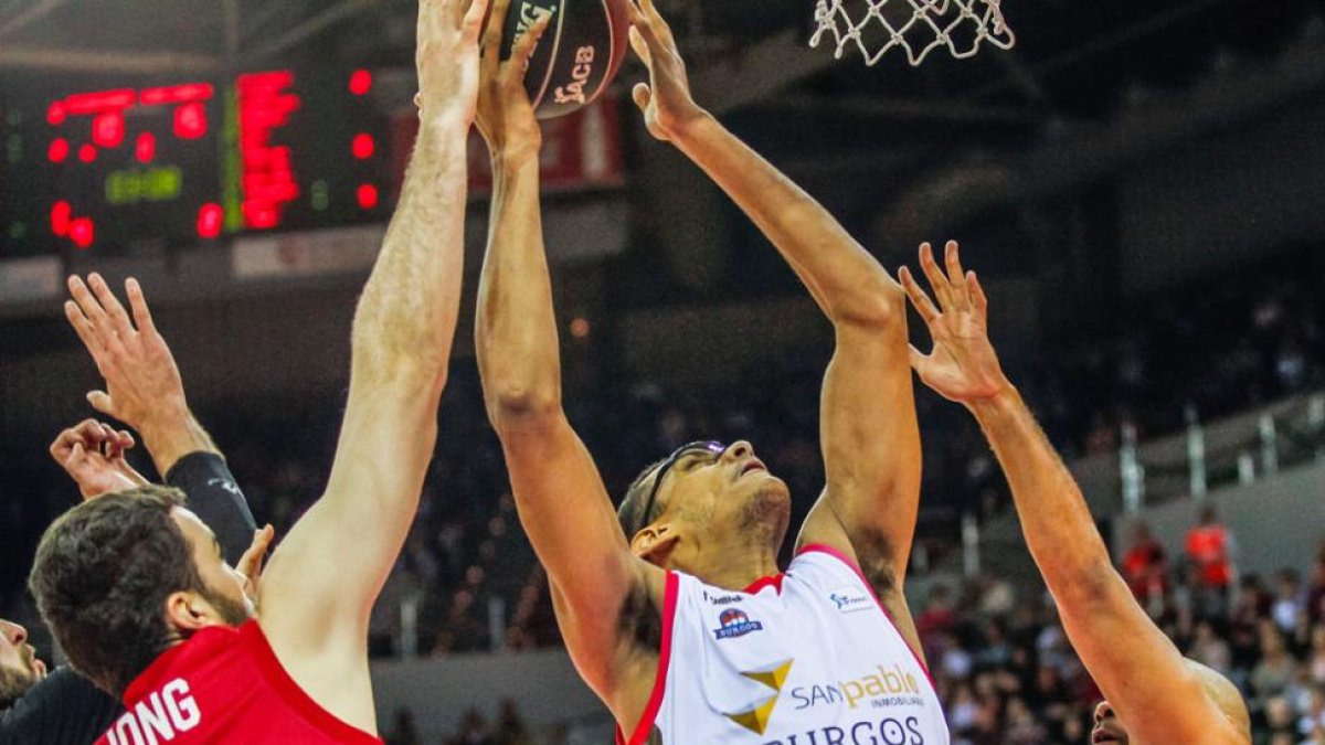 Sebas Saiz anota ante De Jong y Gary Neal, ayer.-ACB PHOTO / E. CASAS