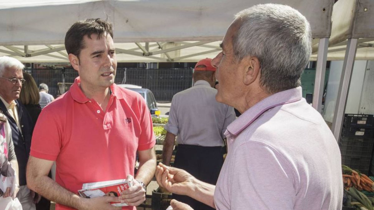 De la Rosa en un acto de campaña en el mercadillo.-SANTI OTERO