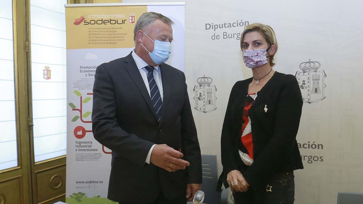 Lorenzo Rodríguez y Nuria Ortiz poco antes de comenzar su intervención de ayer . R. G. OCHOA