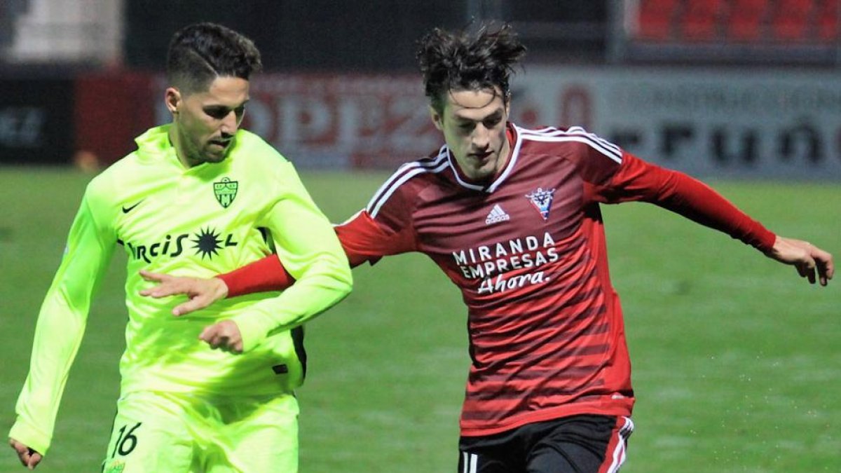 Provencio conduce el balón en el partido ante el Almería de la primera vuelta.-JOSÉ ESTEBAN EGURROLA