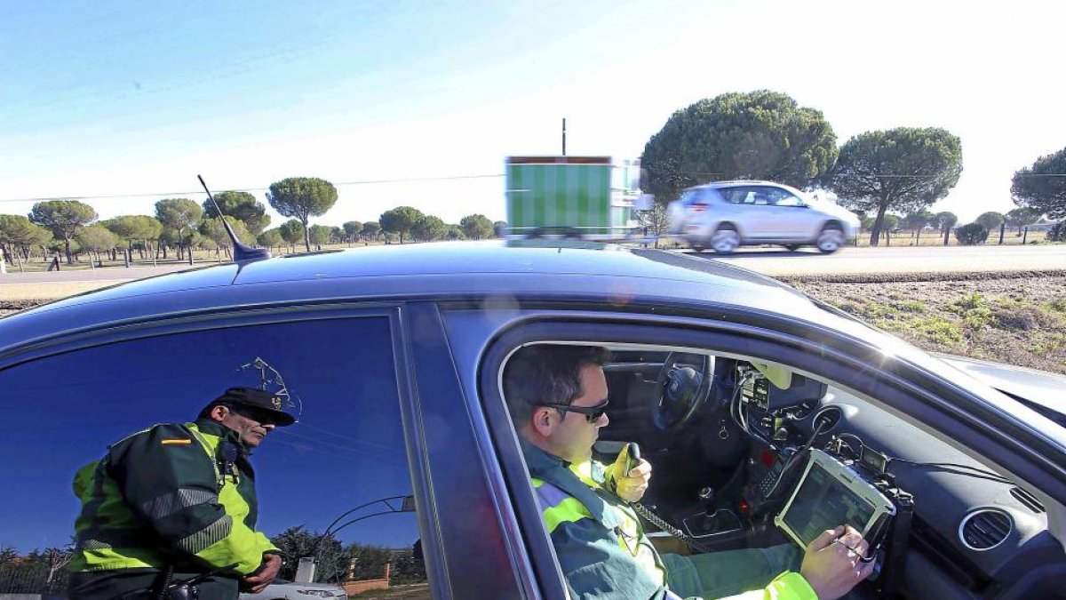 Un radar móvil de la Guardia Civil.-ICAL
