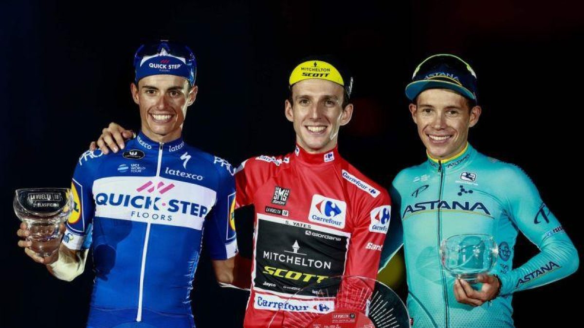 Simon Yates (en el centro), con Enric Mas (izquierda) y Miguel Ángel López, el podio de la Vuelta 2018.-AFP