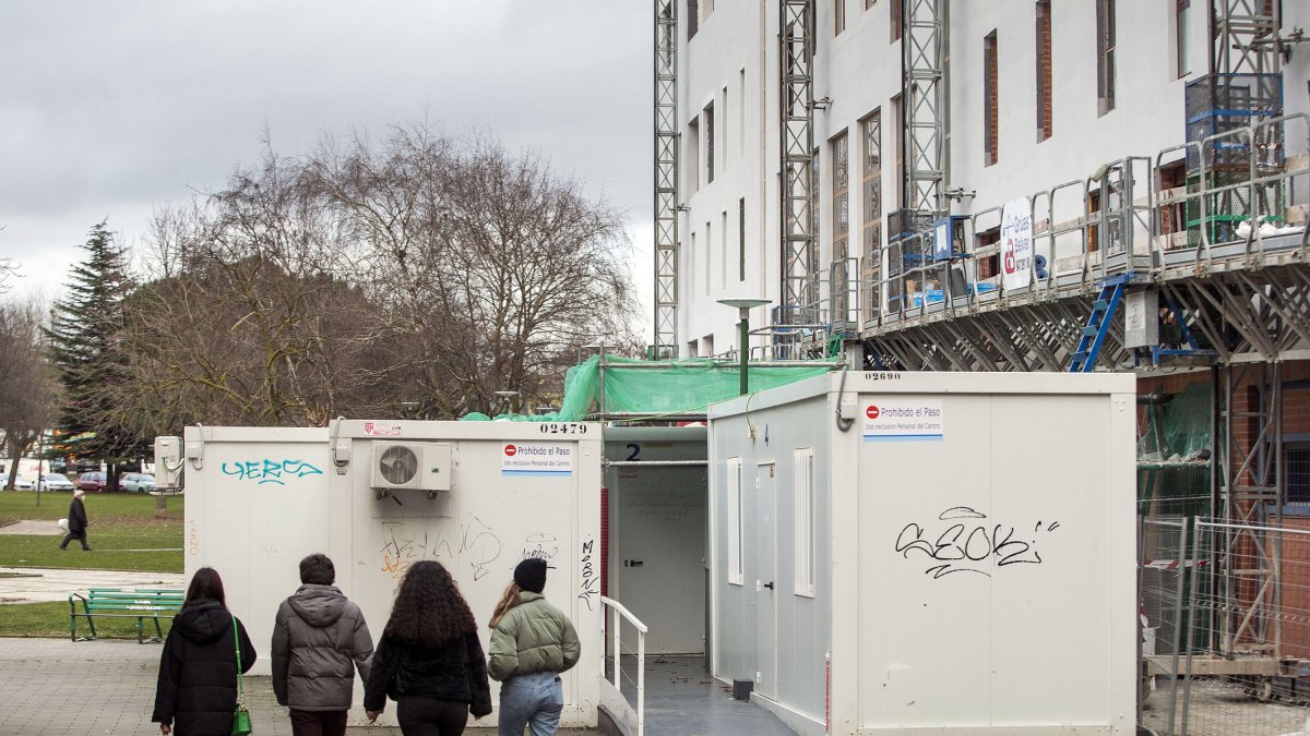 Cuatro casetas de obra han permitido ampliar la atención médica en el Centro de Salud de García Lorca. TOMÁS ALONSO