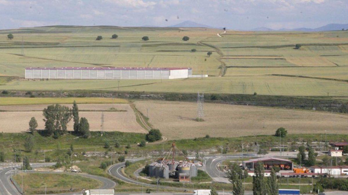 El proyecto de Línea de Alta Velocidad prevé construir varios viaductos para salvar la autopista y la carretera a Belorado.-G. G.
