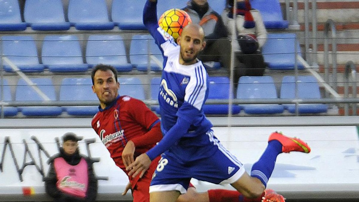Vélez pugna por un balón aéreo con un defensor del Numancia en el choque del pasado fin de semana-Diego Mayor