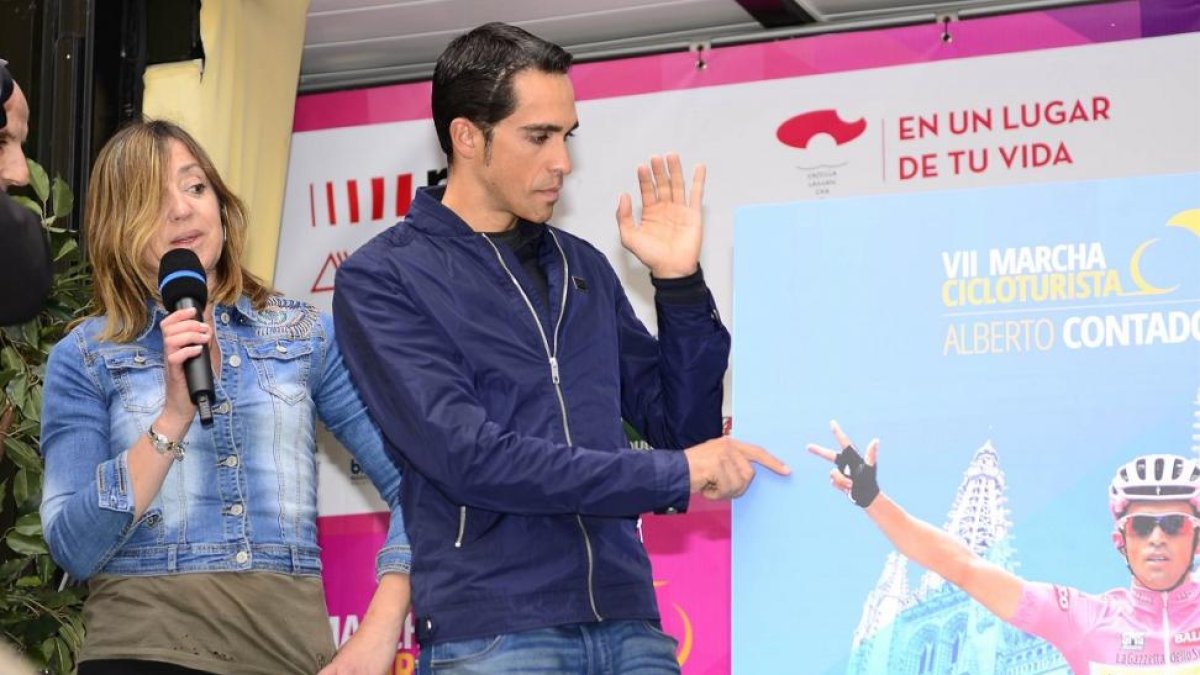 La concejala de Turismo, Carolina Blasco, cogió el testigo de Cuenca en presencia de Contador.-RODRI GONZÁLEZ
