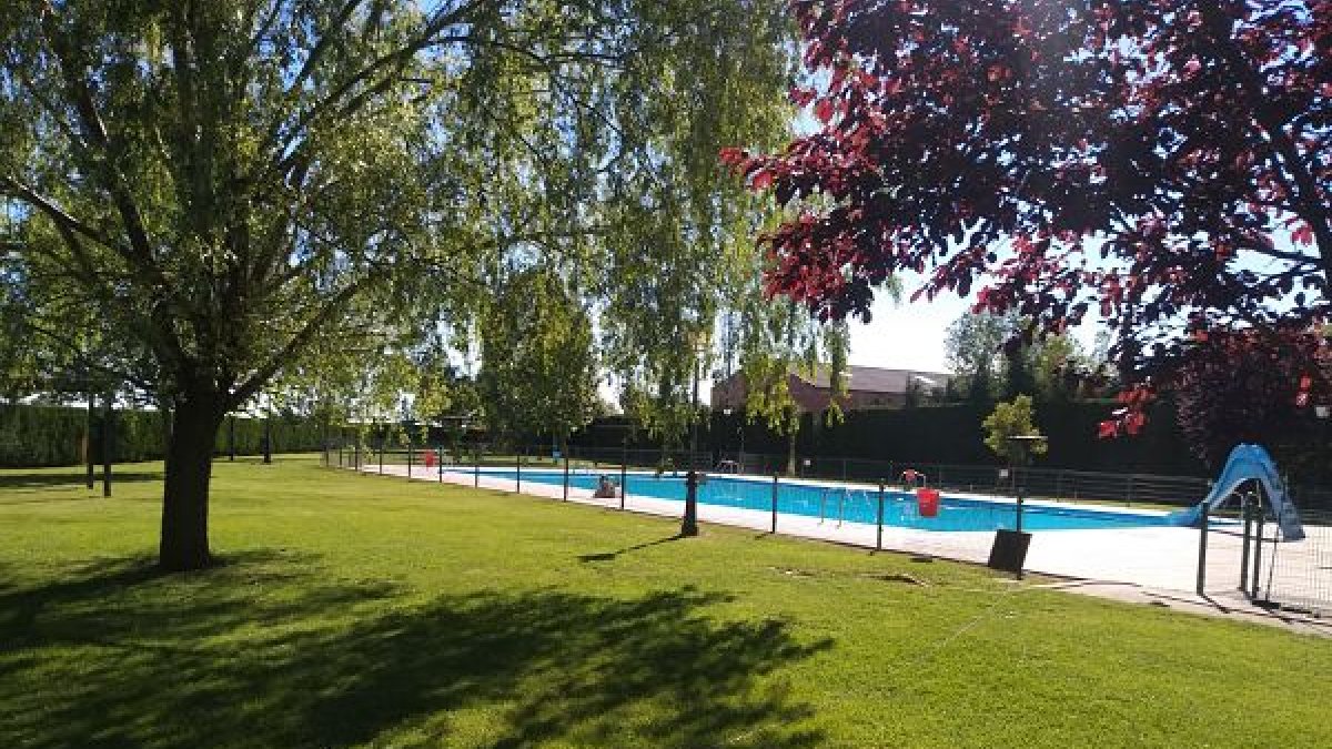 Las piscinas de Caleruega ya están listas para los primeros bañistas. ECB
