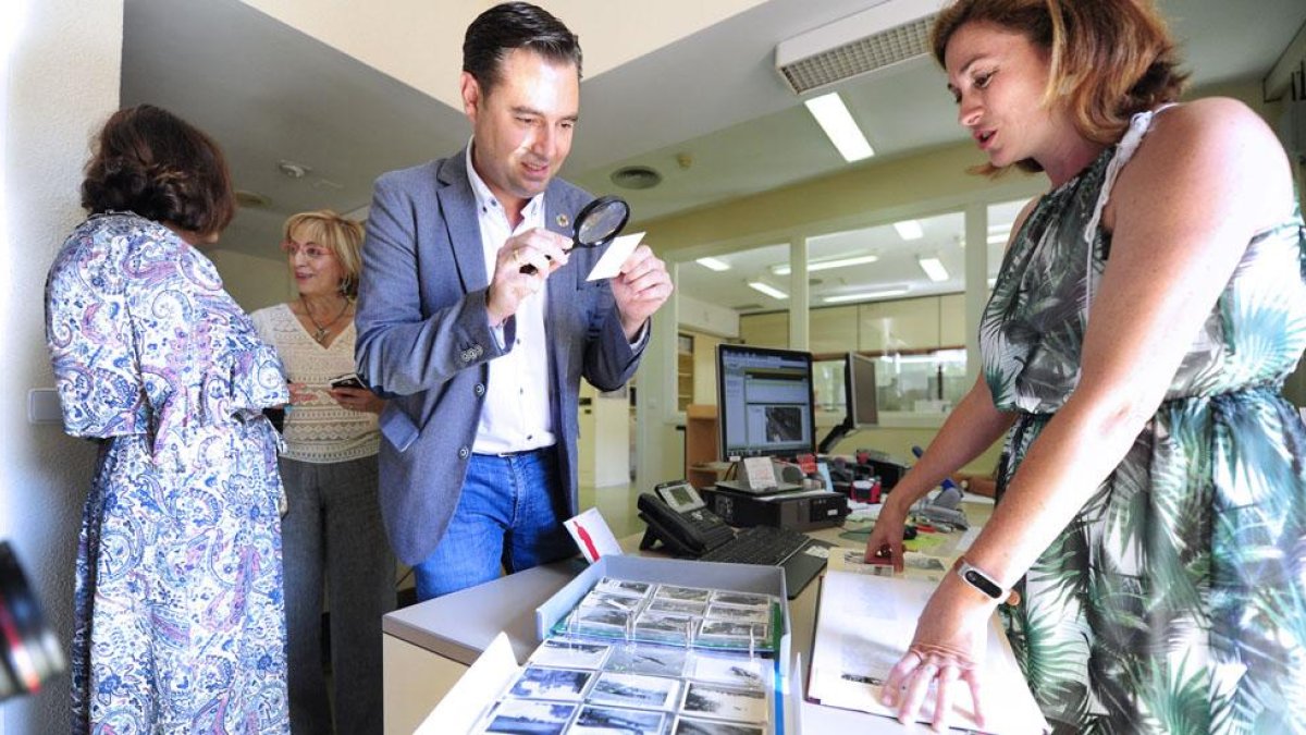El alcalde observa un documento durante su visita al archivo.-ISRAEL L. MURILLO