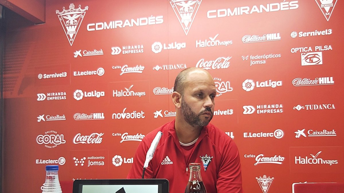 José Alberto López compareció ayer en la sala de prensa de Anduva. CDM