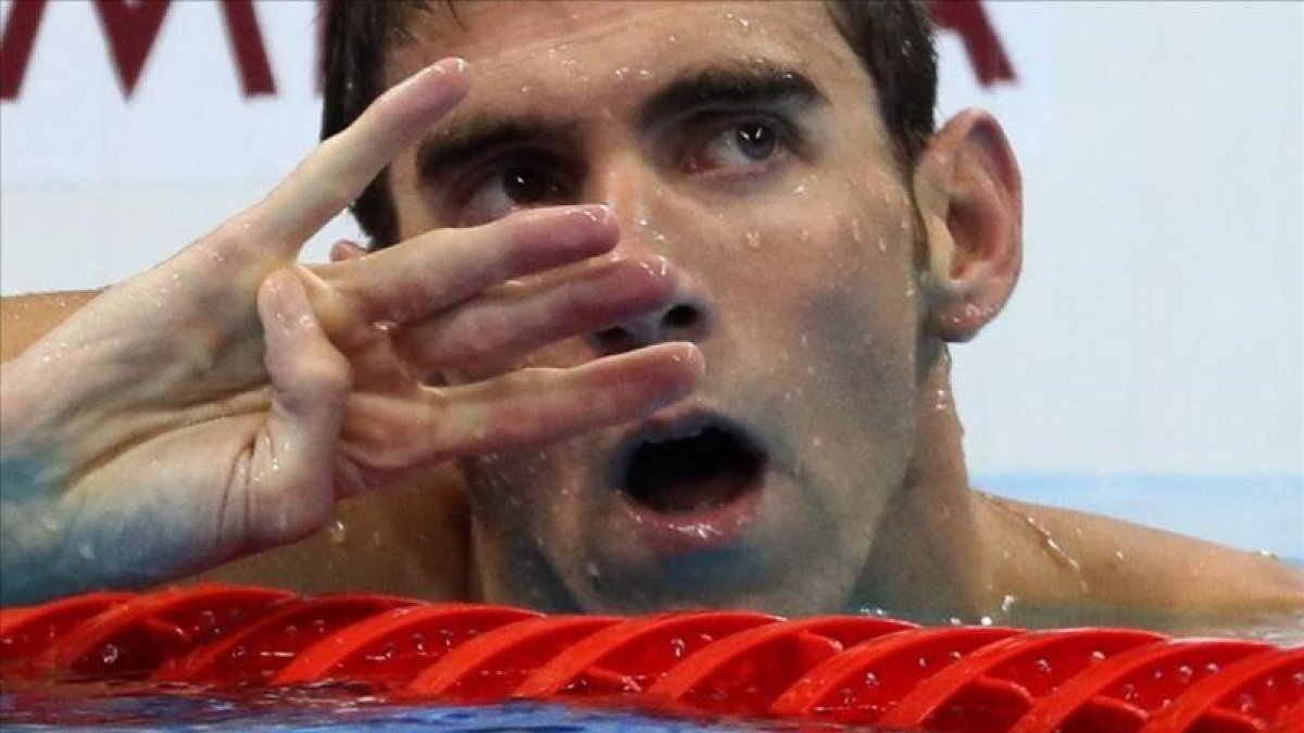 Phelps alza cuatro dedos en la llegada de los 200 estilos para reflejar los cuatro títulos consecutivos en esta prueba desde Atenas-STEFAN WERMUTH