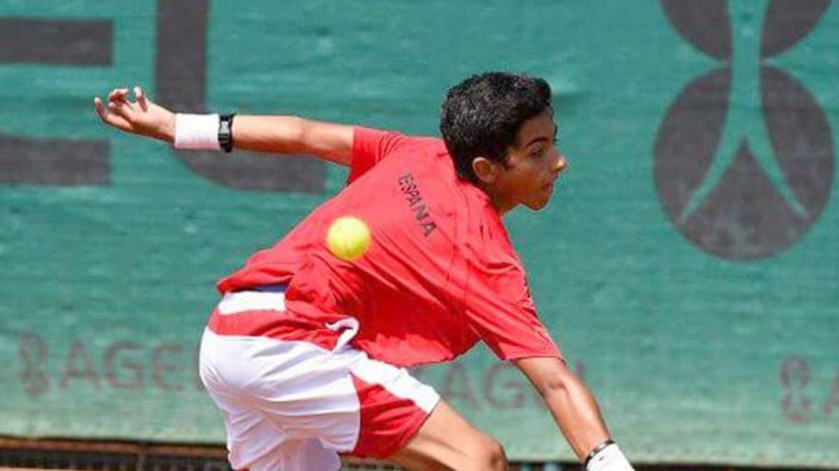 Nicolás Álvarez devuelve una bola con un golpe de revés.-ECB