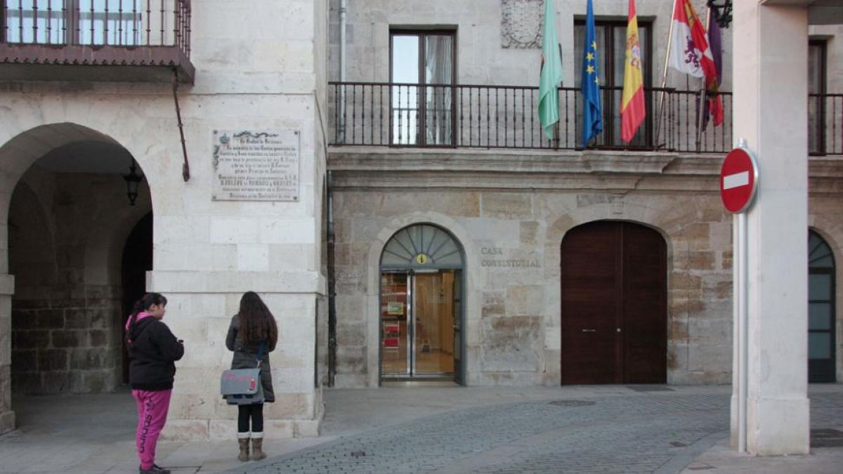 La Oficina Municipal de Turismo de Briviesca se localiza en los bajos de la Casa Consistorial.-G. G.