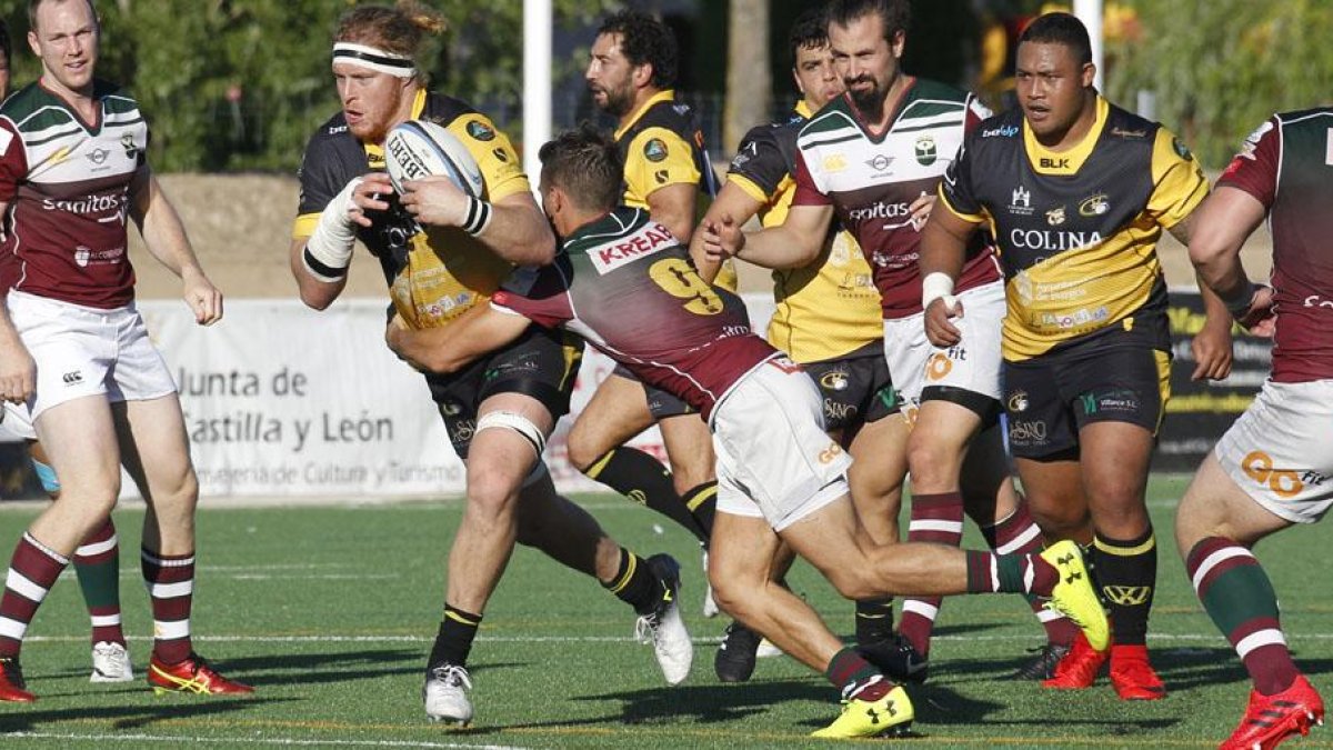 Snyman abre la puerta en la defensa del Alcobendas a pesar del placaje del medio melé visitante, Facundo Munilla, ayer.-SANTI OTERO