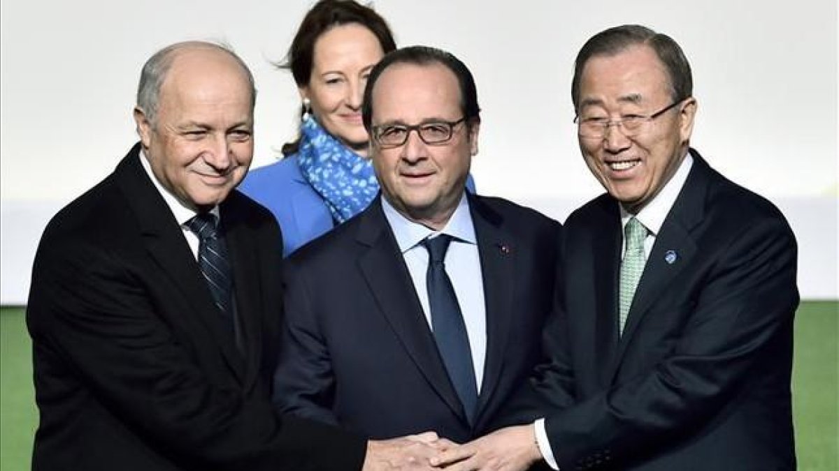 Laurent Fabius, Ségolène Royal, François Hollande y Ban Ki-moon, durante la jornada inaugural de la COP21 en París.-AP