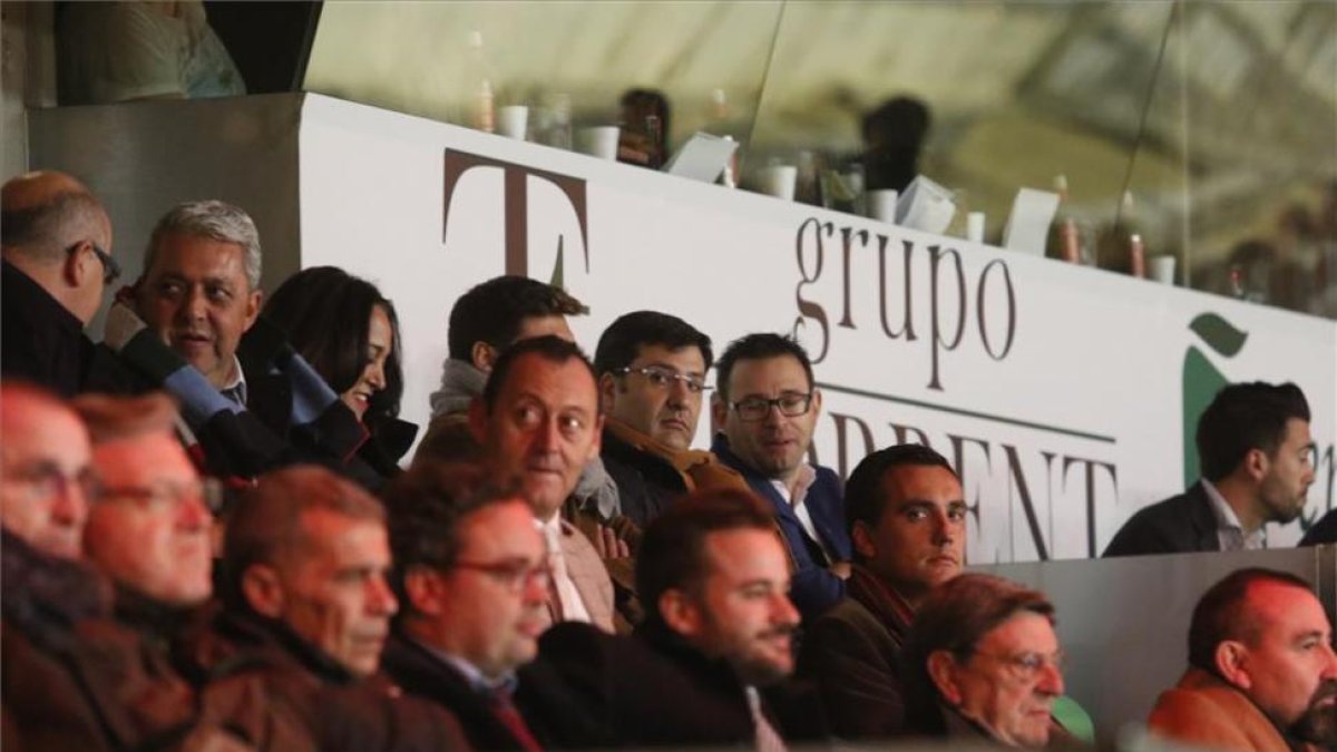 Jesús León, ayer, en el palco de El Arcángel, junto a su asesor financiero -a la derecha-, y el futuro jefe de prensa del club, Víctor Molino.-AJ GONZÁLEZ
