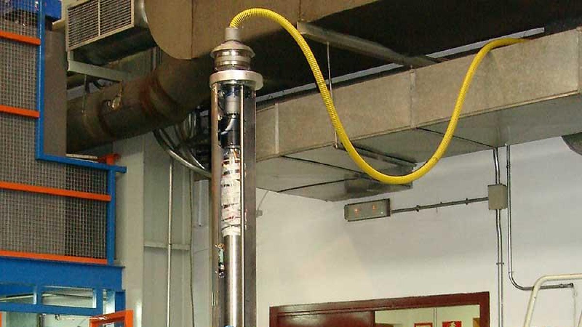 Tres operarios trabajan en la central nuclear de Santa María de Garoña.-ECB