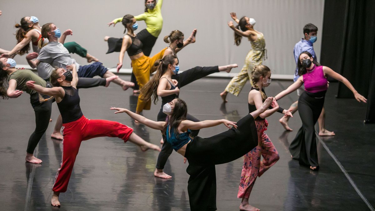 Preparación de uno de los espectáculos del Fórum interpretados por los alumnos de la Escuela Profesional de Danza de Burgos en el Fórum. TOMÁS ALONSO