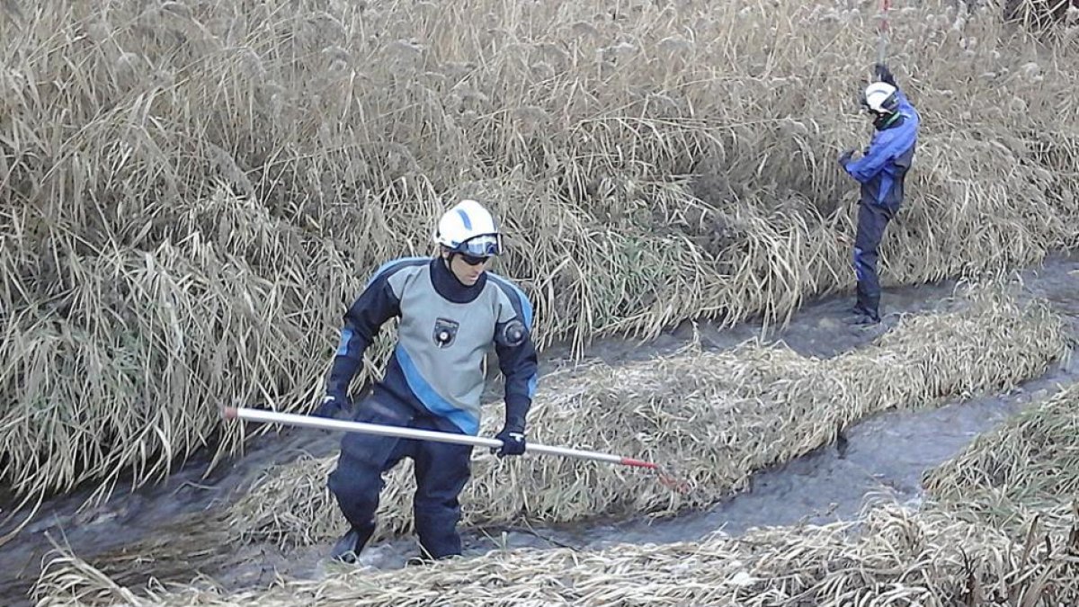 Dos bomberos rastrean el río Vena.-ECB