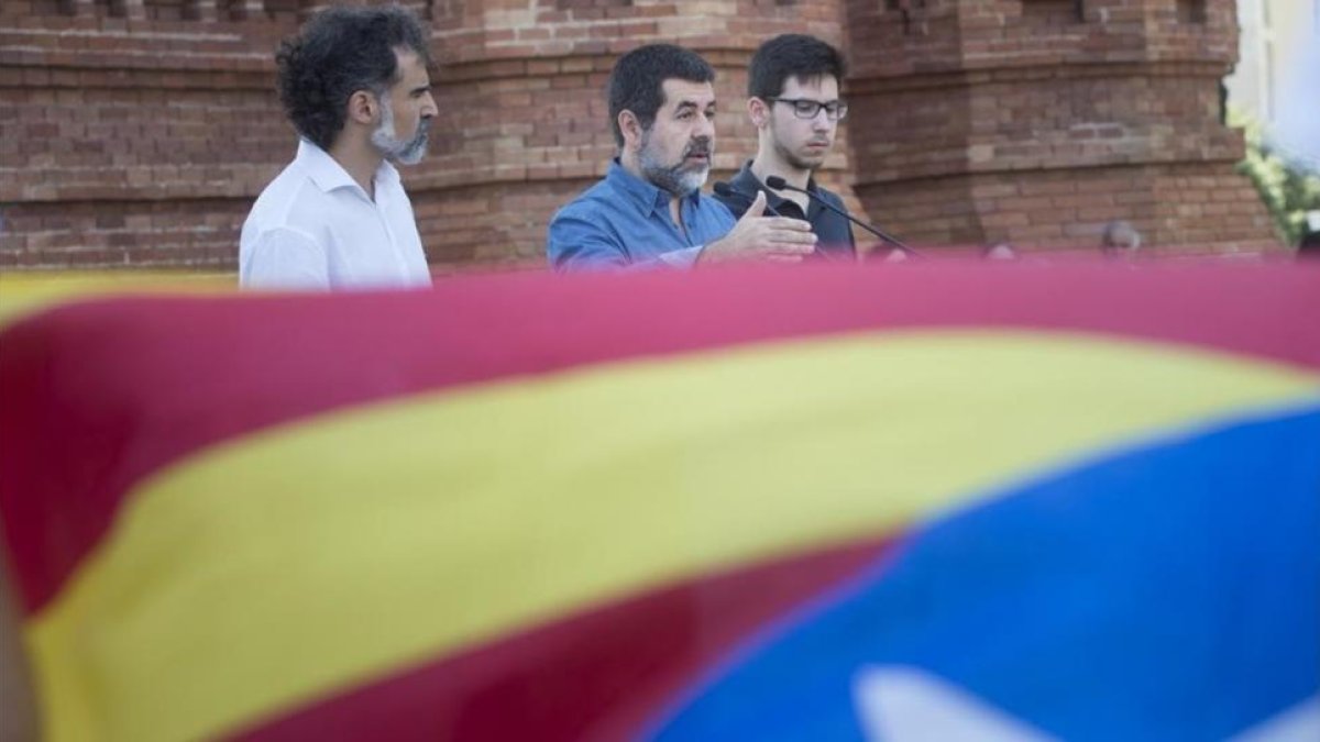 Jordi Cuixart (Òmnium), Jordi Sànchez (ANC) y Oriol Codina, coordinador de la movilización de la Diada, este martes.-/ JORDI COTRINA