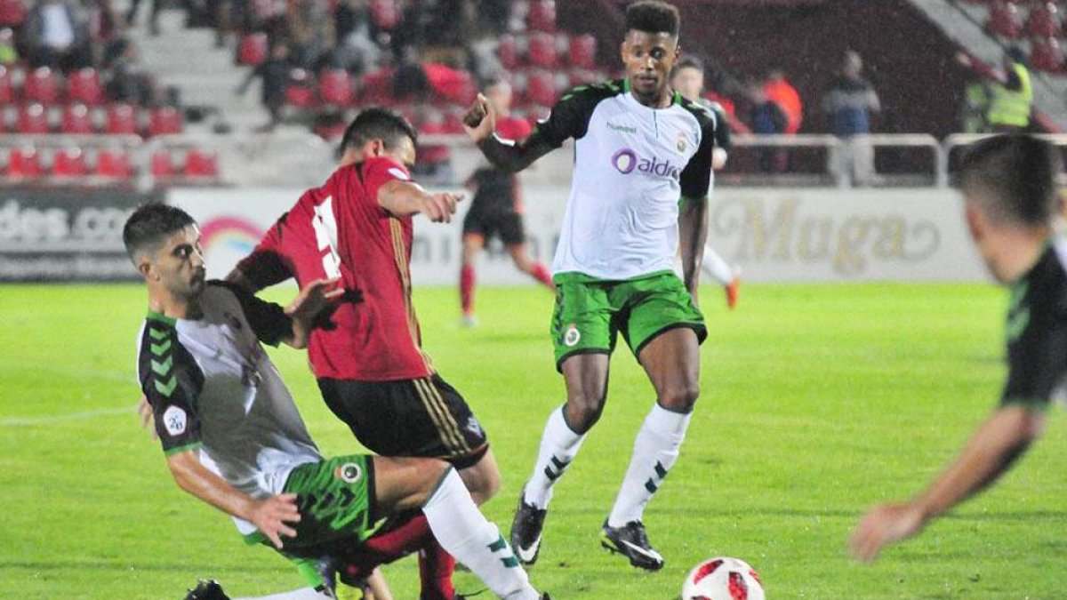 Dos defensores del Racing de Santander intentan frenar una internada de Matheus en el choque de ayer en Anduva-Jose Esteban Egurrola