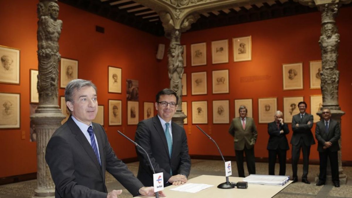 Víctor Iglesias y Román Escolano tras la firma del convenio.-ECB