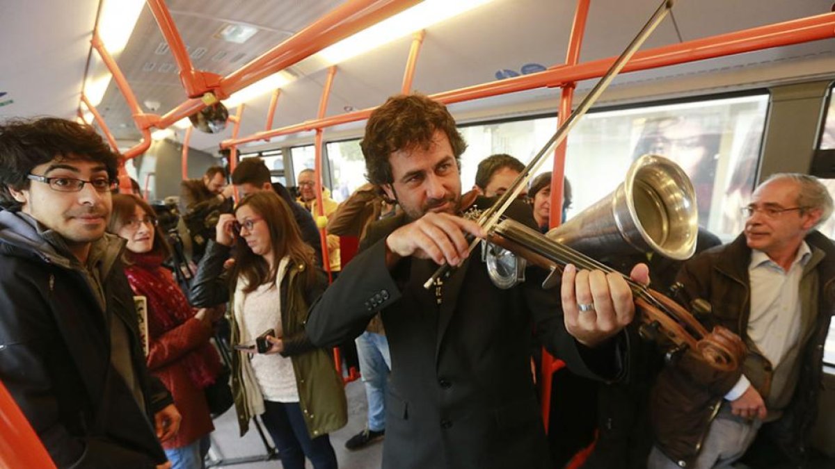 Diego Galaz tocó el violín trompeta en el autobús municipal en el que se desarrolló la rueda de prensa.-Raúl Ochoa