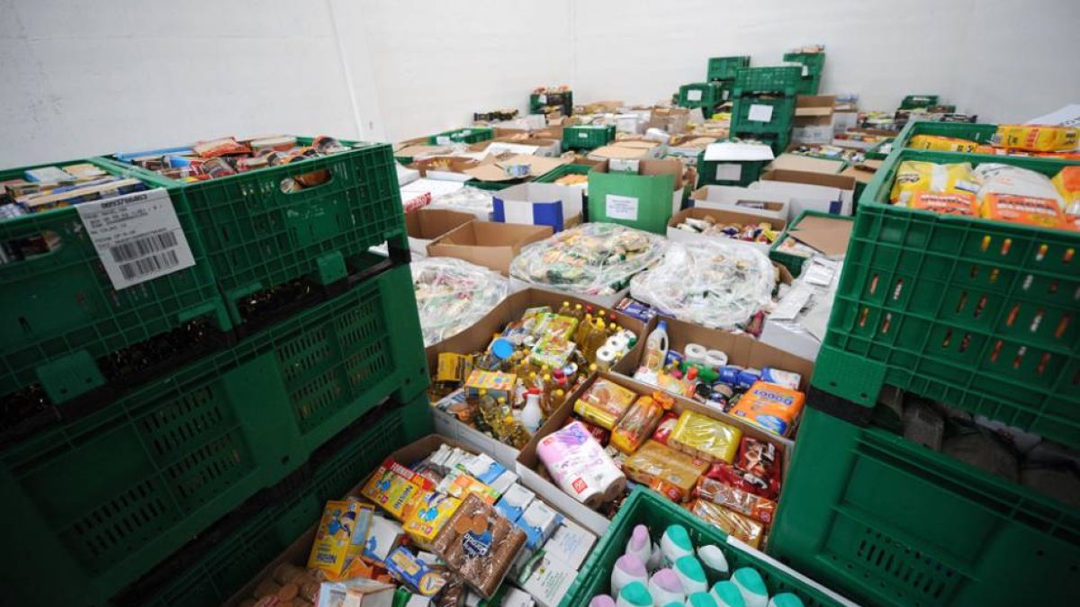 El almacén del Banco de Alimentos lleno a rebosar tras la campaña de recogida en la que se recolectaron 150 toneladas de toda clase de comida.-ISRAEL L. MURILLO