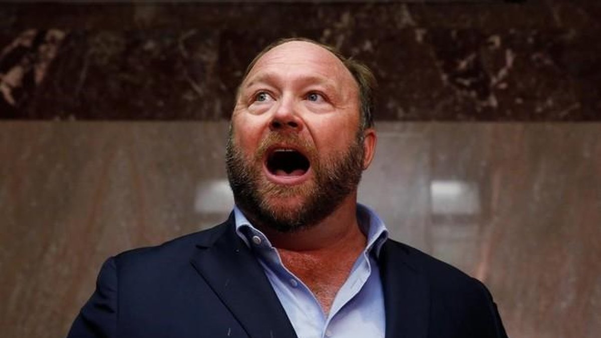 El ultraconservador Alex Jones, cuyas cuentas han sido expulsada de Twitter, Facebook, Youtube y otras páginas web-REUTERS