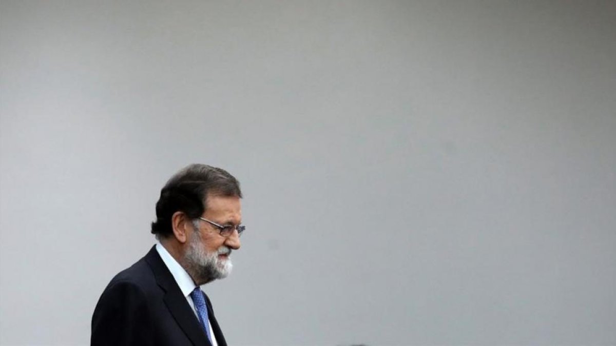 Mariano Rajoy entra en la sala de prensa de la Moncloa, el pasado viernes 27 de octubre, para anunciar la activación del 155 y la convocatoria de elecciones.-EFE