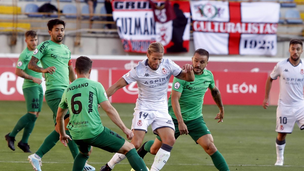 Indiano y Borja Sánchez frenan el avance de la Cultural Leonesa en el encuentro disputado la pasada campaña. DIARIO DE LEÓN