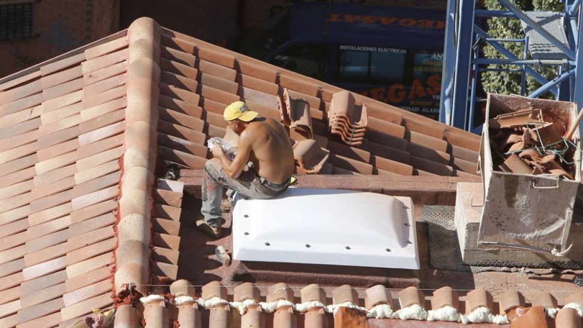 Un joven trabajando en la reparación de un tejado en un domicilio de la capital.-RAÚL G. OCHOA