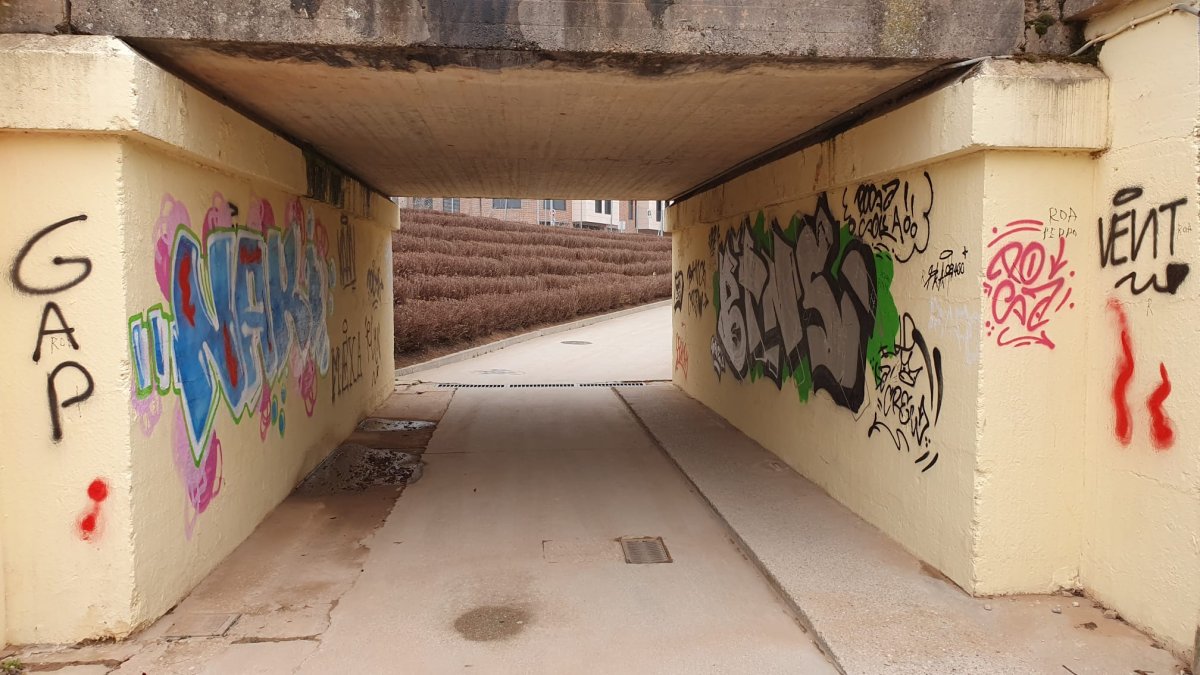 Los grafiteros multados han terminado de destrozar este túnel que se pintó hace apenas cuatro meses