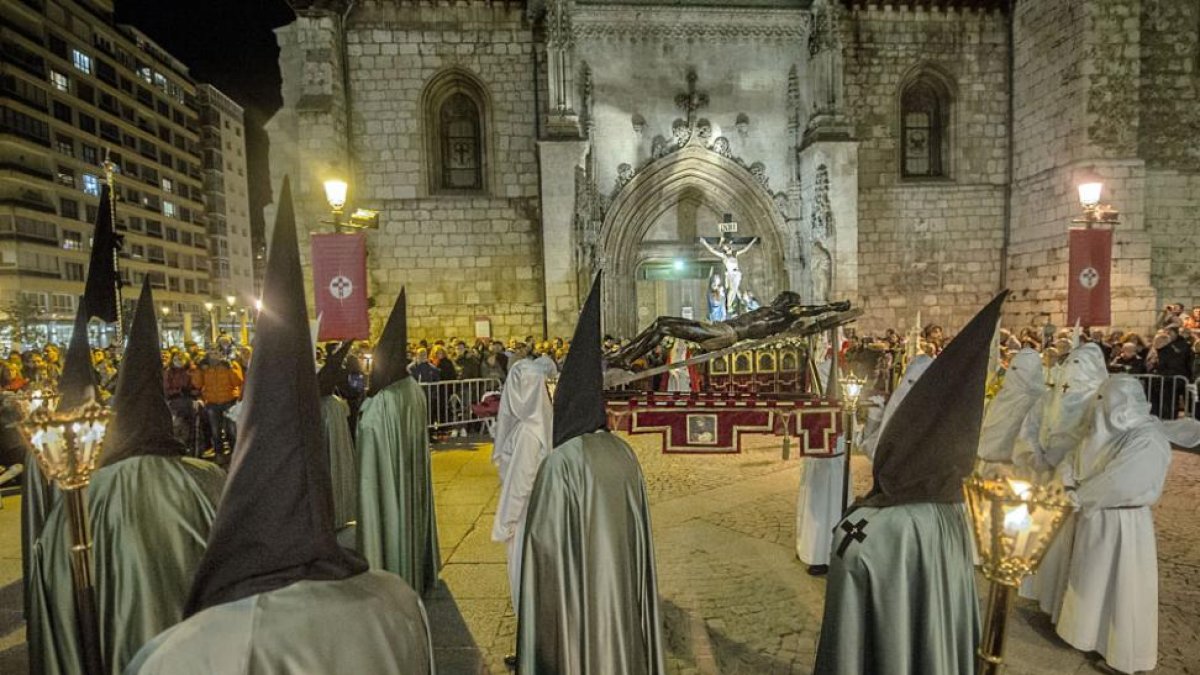 Miembros de la Cofradía con el Cristo Negro.-ISRAEL L. MURILLO