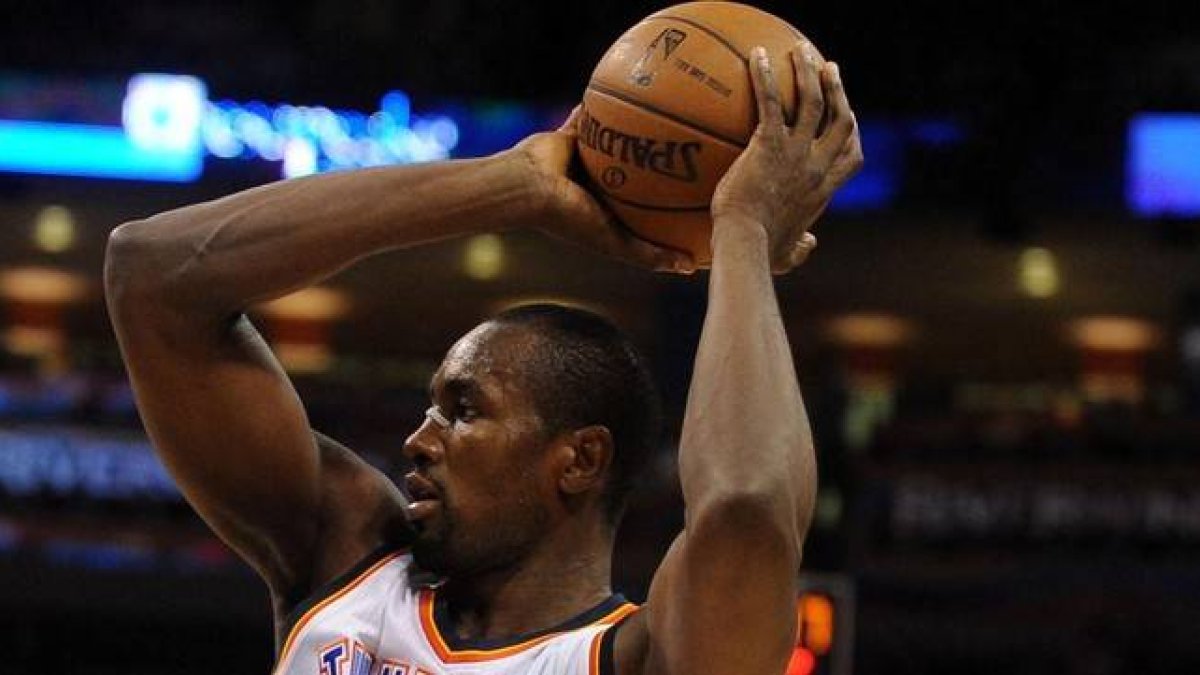 El ala-pívot de los Thunder, Serge Ibaka, sujeta el balón durante el encuentro.-Foto: USA TODAY / MARC D. SMITH
