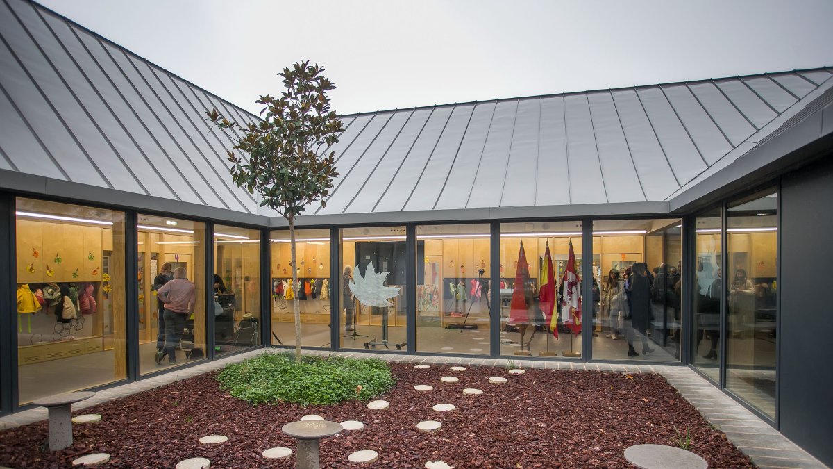 Aunque el centro ya lleva desde septiembre abierto y con niños corriendo por sus amplios y diáfanos pasillos, <a target=