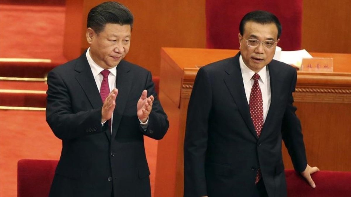 Xi Jinping (izquierda) y Li Keqiang, en una ceremonia para conmemorar el 95 aniversario de la fundación del Partido Comunista de China, en Pekín, el 1 de julio.-AP / HOW HWEE YOUNG