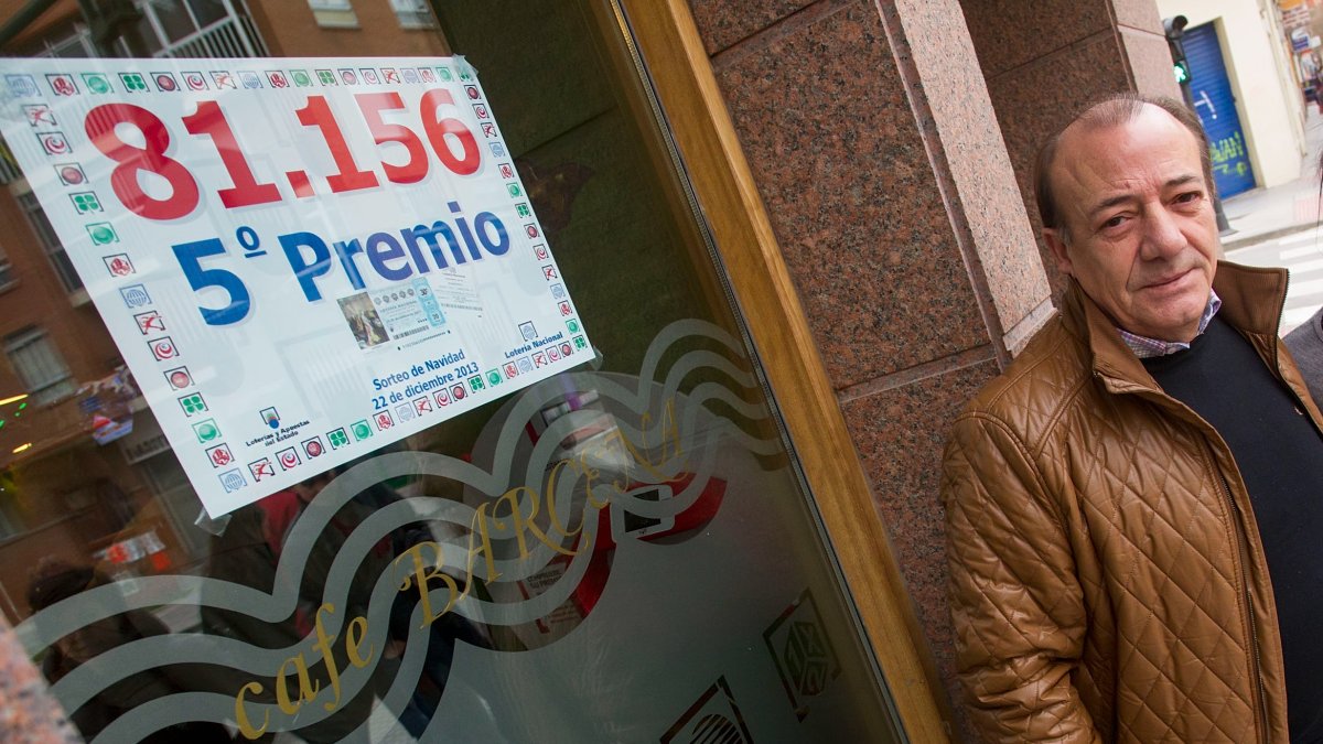 Goyo Bárcena, del bar Bárcena, está acostumbrado a repartir suerte a través de la Primitiva. ECB