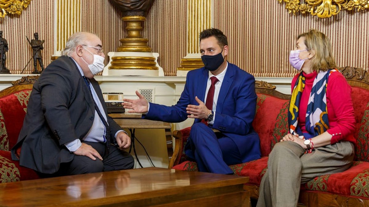 El secretario de Estado de Justicia, Antonio Julián Rodríguez Esquerdo, el alcalde de Burgos, Daniel de la Rosa, y la concejala de Servicios Sociales, Sonia Rodríguez. SANTI OTERO
