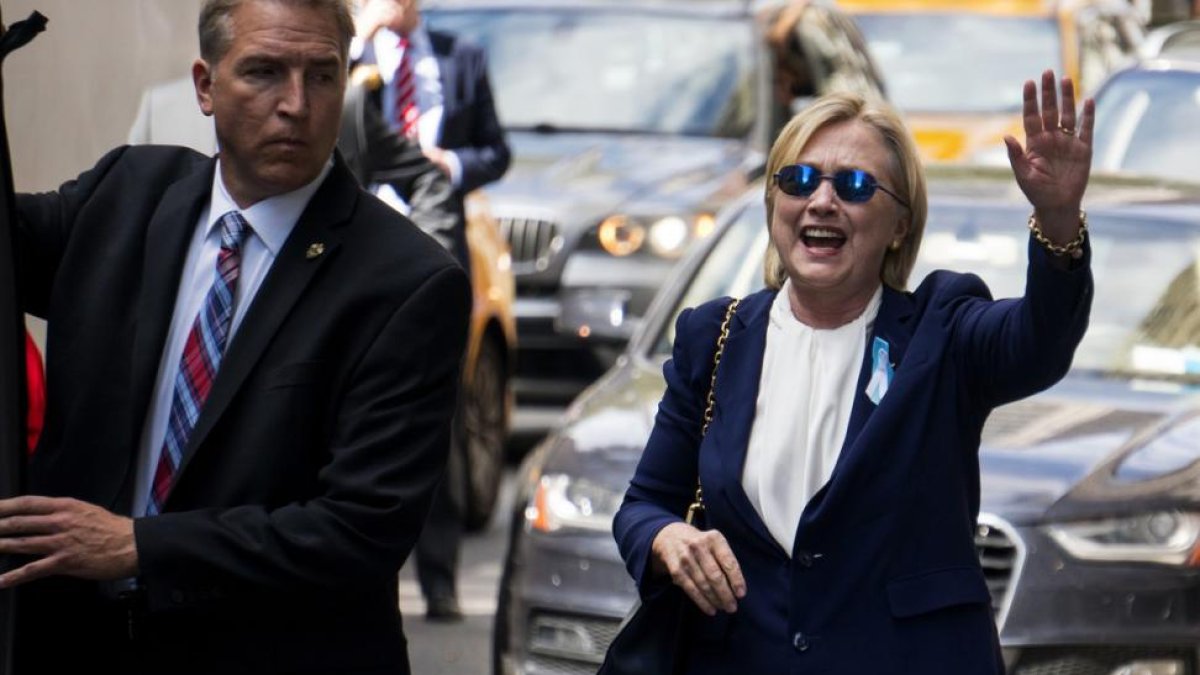 La candidata Clinton en una calle de Nueva York, este domingo.-CRAIG RUTTLE / AP