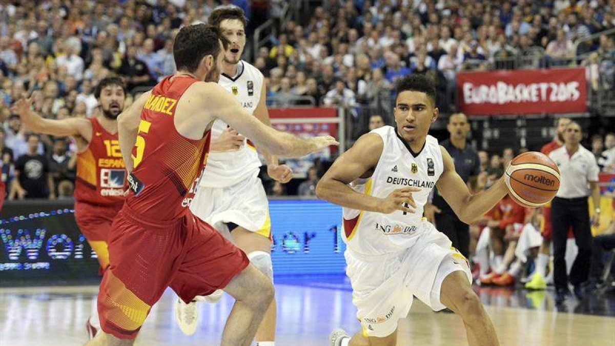 Rudy Fernández (izda) lucha por el balón con el alemán Maodo Lo durante el partido de hoy de la selección española y la alemana.-Foto: EFE/ RAINER JENSEN