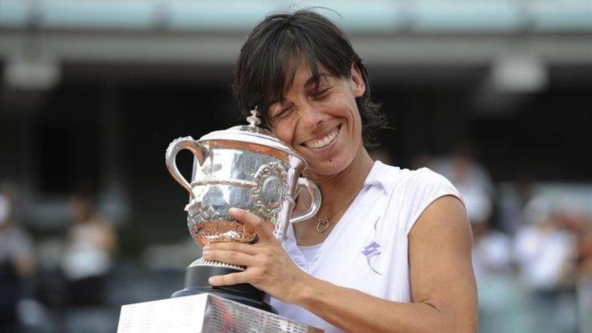 Schiavone, con el trofeo de ganadora de Roland Garros, en el 2010.  Schiavone, con el trofeo de ganadora de Roland Garros, en el 2010-AFP